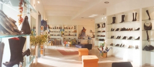 Un negozio di scarpe elegante e spazioso